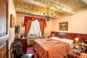 Отель Hotel U Zlateho Stromu  Прага